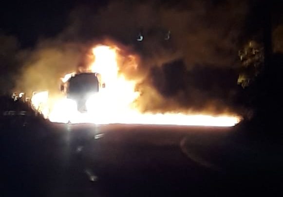 Caminhão pega fogo na Serra das Russas na BR-232