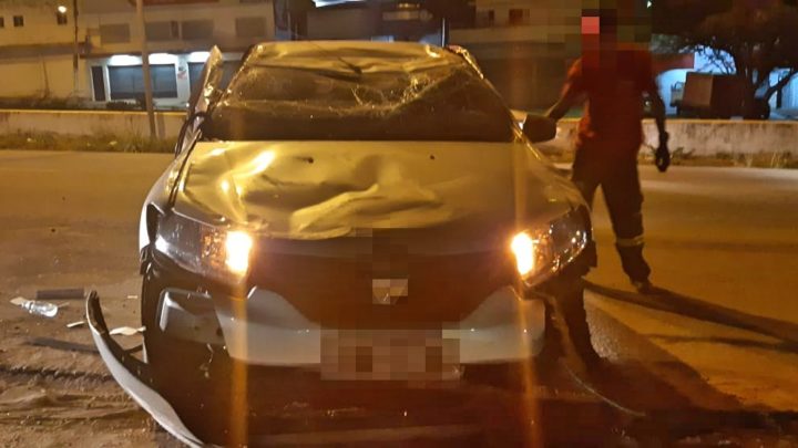 Motorista perde controle de carro em curva e capota na BR-104 em Caruaru