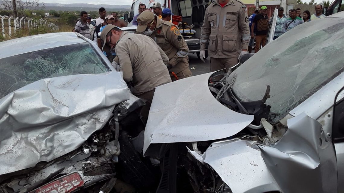 Dois mortos e feridos após colisão frontal entre dois carros em Surubim Dois mortos e feridos após colisão frontal entre dois carros em Surubim