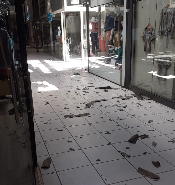 Vento forte atinge telhado da Fábrica da Moda em Caruaru Vento forte atinge telhado da Fábrica da Moda em Caruaru