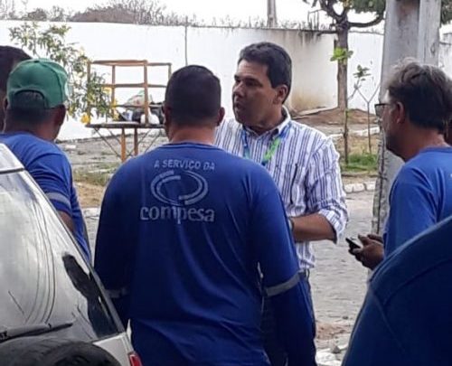 Prestadores de serviços da Compesa protestam em Caruaru