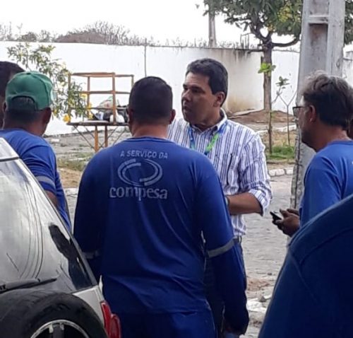 Prestadores de serviços da Compesa protestam em Caruaru Prestadores de serviços da Compesa protestam em Caruaru