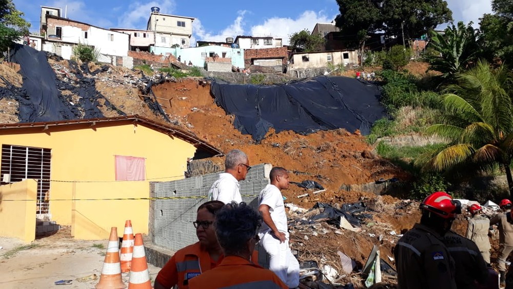 Deslizamento de barreira atinge duas casas e mata sete pessoas no Recife Deslizamento de barreira atinge duas casas e mata sete pessoas no Recife