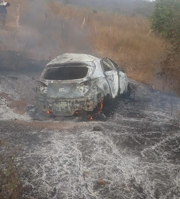 Carro capota e pega fogo na PE- 90 próximo a Vertentes