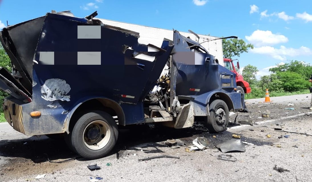 Assalto a carro-forte e vigilantes feridos no Sertão de Pernambuco Assalto a carro-forte e vigilantes feridos no Sertão de Pernambuco
