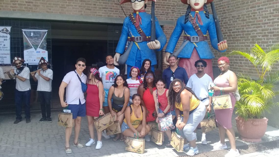 Museu do Barro em Caruaru recebe visita de estudantes e professores americanos