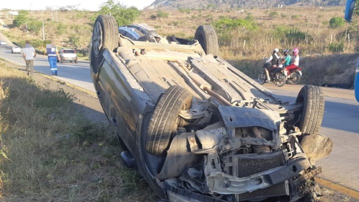 Carro com reboque capota na BR-232 em Caruaru
