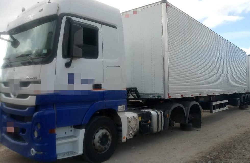 Ladrões roubam pneus de caminhão na BR-232 em Caruaru Ladrões roubam pneus de caminhão na BR-232 em Caruaru