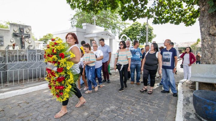 Cortejo em homenagem ao Mestre Vitalino no Cemitério Dom Bosco em Caruaru