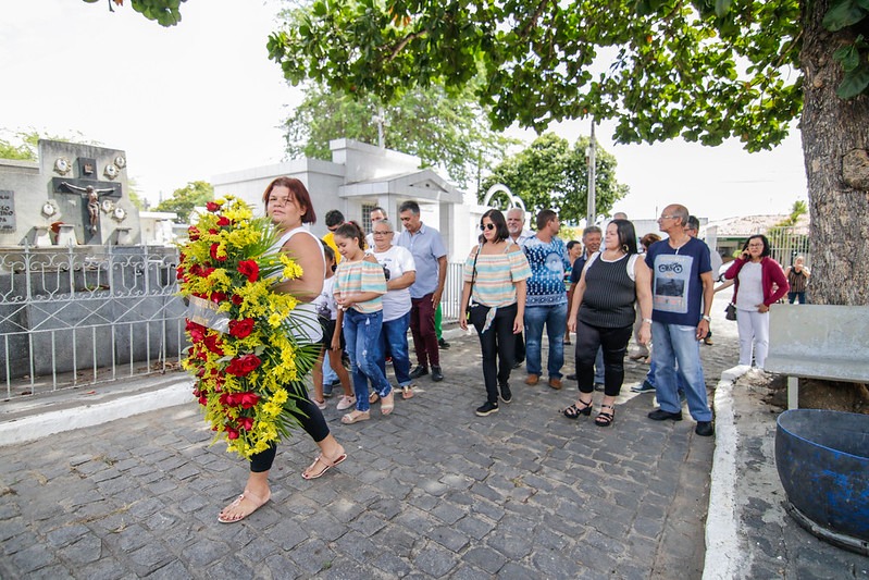 Cortejo em homenagem ao Mestre Vitalino no Cemitério Dom Bosco em Caruaru Cortejo em homenagem ao Mestre Vitalino no Cemitério Dom Bosco em Caruaru