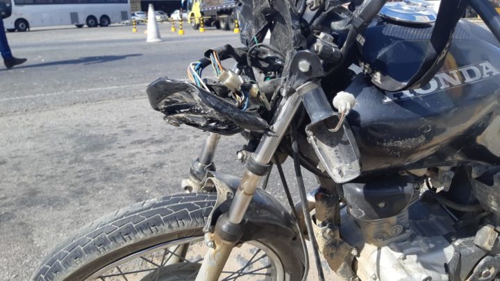 Motociclista socorrido para o HRA após colisão frontal com caminhão na BR-232 em Belo Jardim