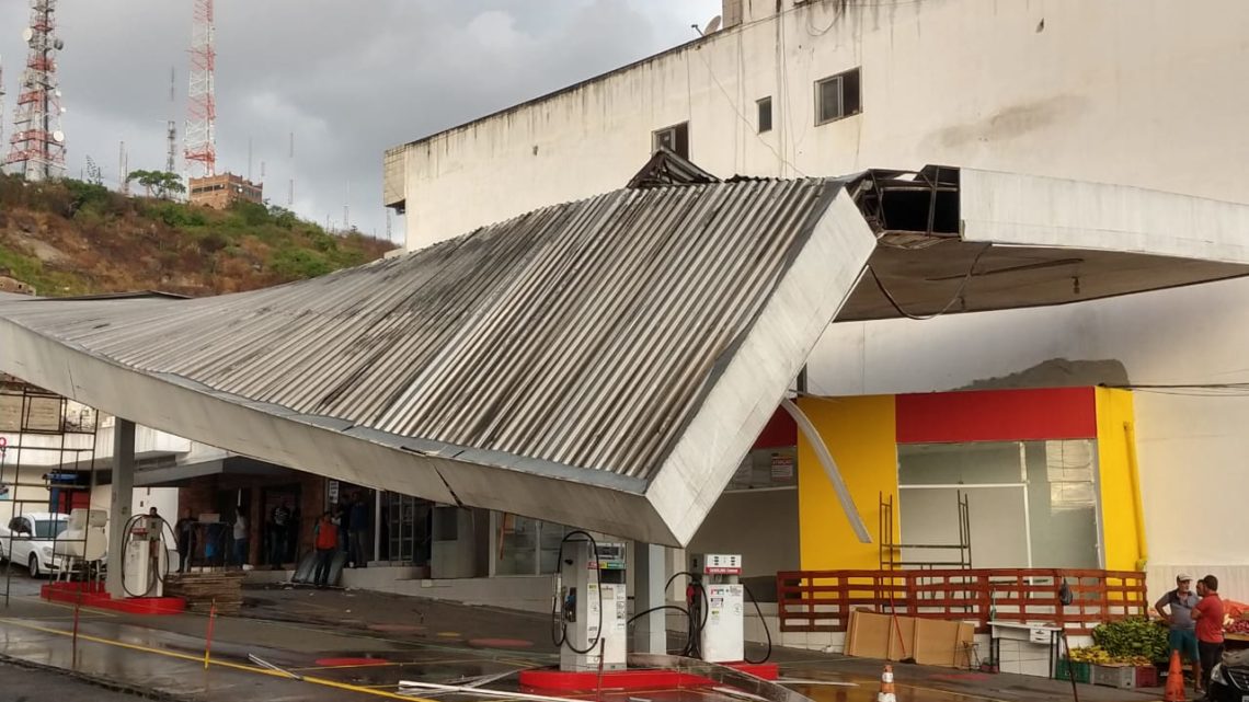 Teto de posto de combustível desativado cai em Caruaru