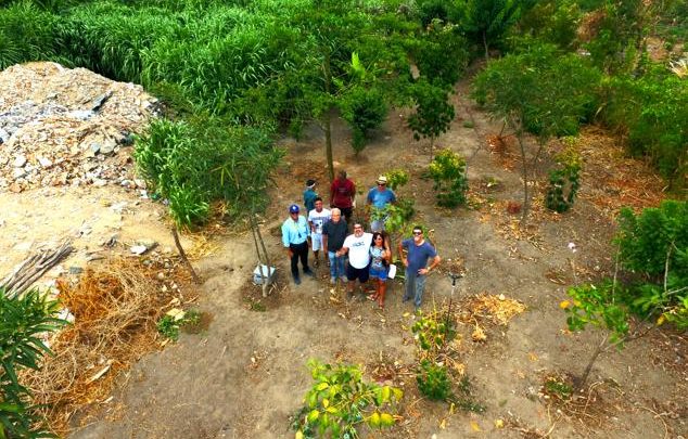 Movimento Ecológico SOS Rio Ipojuca planta 60 mudas em terreno com margens para o rio