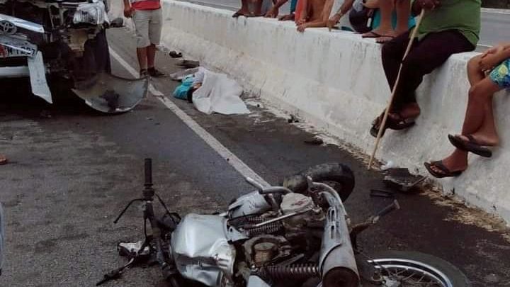 Colisão frontal entre carro e moto com vítima fatal na BR-104 na zona rural de Caruaru