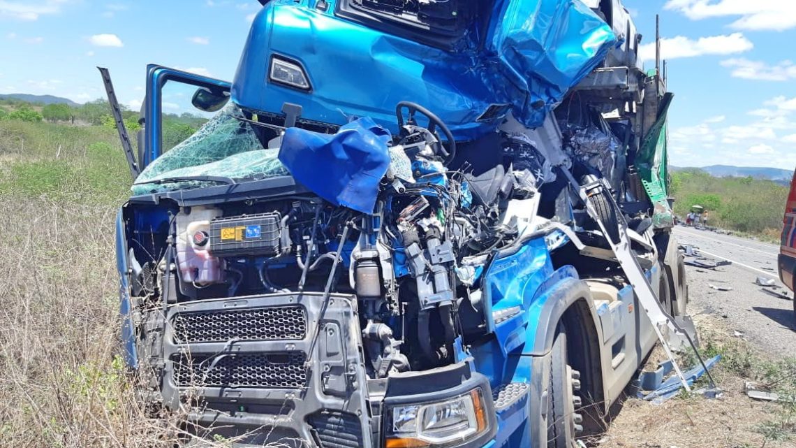 Caminhoneiro morre após colisão no Agreste-PE Caminhoneiro morre após colisão no Agreste-PE