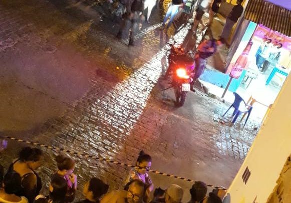 Homem é assassinado a tiros dentro de bar em Caruaru
