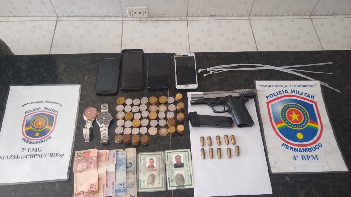 Polícia prende dois suspeitos de assaltar supermercado em Caruaru Polícia prende dois suspeitos de assaltar supermercado em Caruaru