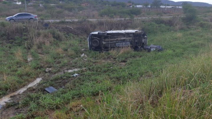 Van que transportava pacientes aquaplanou, saiu da pista e tombou na BR-232 em Bezerros-PE