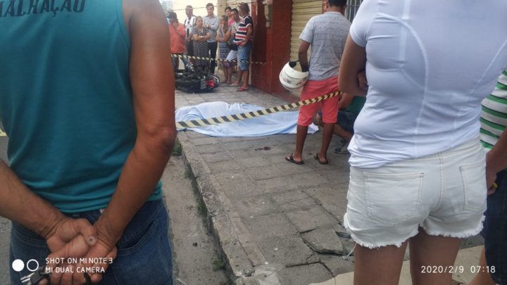Colisão entre moto e ônibus com vítima fatal no centro de Caruaru