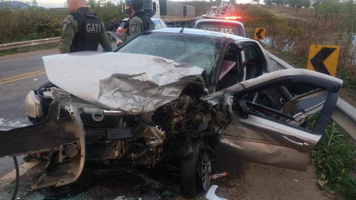 Colisão frontal entre dois carros deixa feridos na BR-232 em Belo Jardim