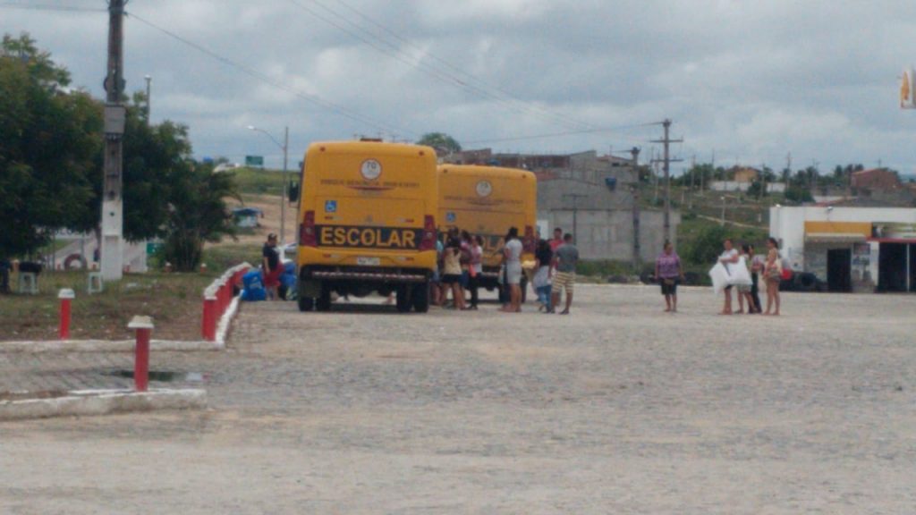 PRF apreende na BR-104 ônibus escolares levando passageiros para a praia