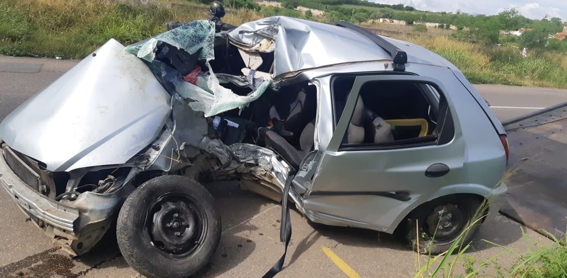 Motorista morre após colidir veículo em poste na BR-232 em Caruaru Motorista morre após colidir veículo em poste na BR-232 em Caruaru