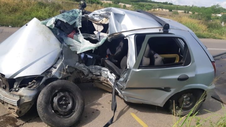 Motorista morre após colidir veículo em poste na BR-232 em Caruaru