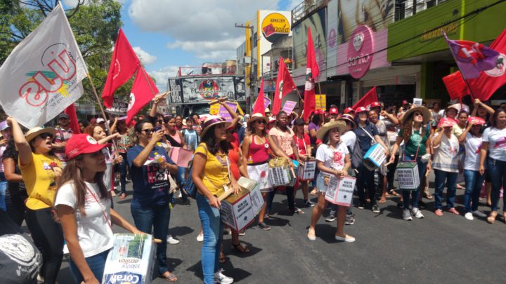 Mulheres realizam ato em Caruaru contra a violência