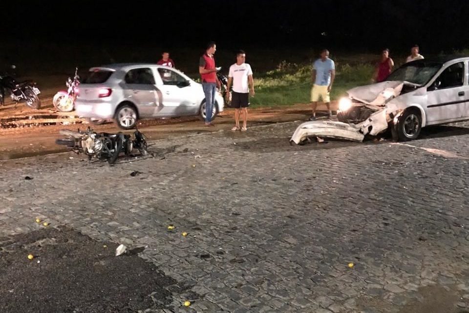 Colisão frontal entre carro e moto deixa dois mortos em Caruaru