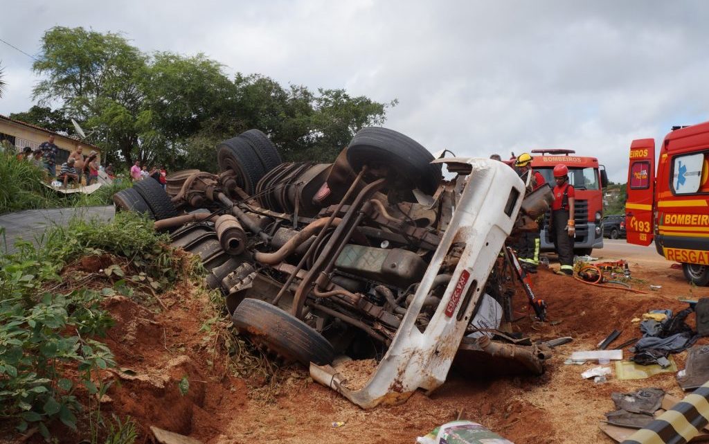 Acidentes em Riacho das Almas e Bezerros deixam motoristas mortos Acidentes em Riacho das Almas e Bezerros deixam motoristas mortos