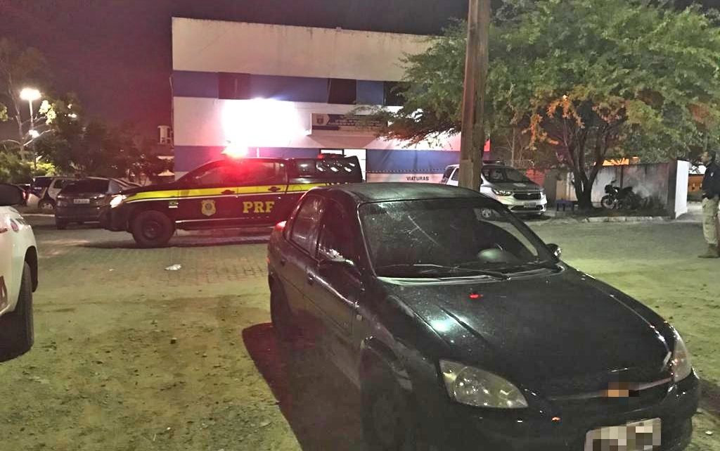 Trio é flagrado com carro de aplicativo roubado em Caruaru Trio é flagrado com carro de aplicativo roubado em Caruaru
