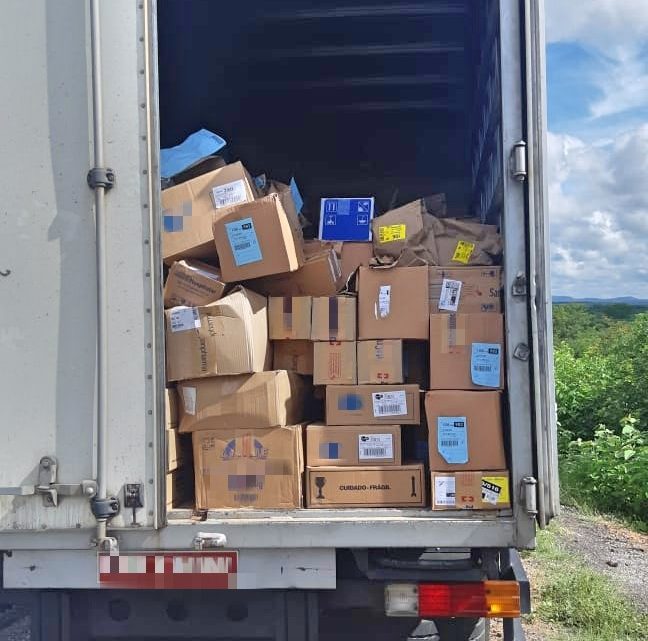 Caminhões carregados com remédios roubados são recuperados em Pernambuco Caminhões carregados com remédios roubados são recuperados em Pernambuco
