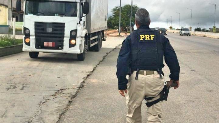 Caminhão carregado com mais 2 mil calçados falsificados é apreendido em Caruaru