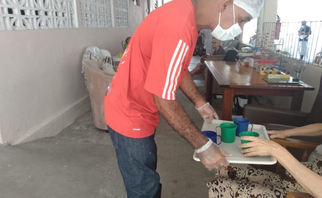 Idosas em Abrigo recebem auxílio de voluntário para prevenção do Covid-19 Idosas em Abrigo recebem auxílio de voluntário para prevenção do Covid-19