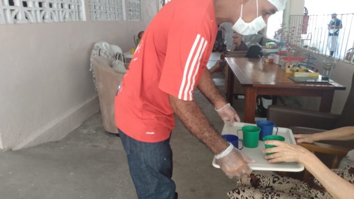 Idosas em Abrigo recebem auxílio de voluntário para prevenção do Covid-19