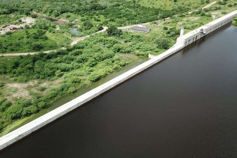 Barragem do Ipojuca perto de verter em Belo Jardim