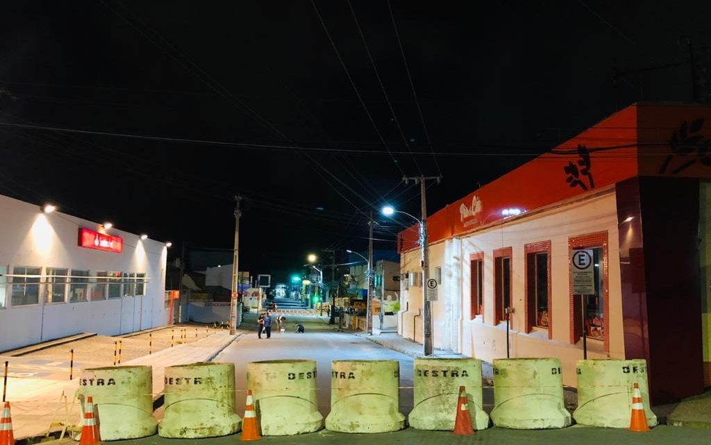 Avenida Coronel Limeira no centro de Caruaru está interditada para reduzir aglomerações nas filas da Caixa Avenida Coronel Limeira no centro de Caruaru está interditada para reduzir aglomerações nas filas da Caixa