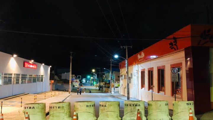 Avenida Coronel Limeira no centro de Caruaru está interditada para reduzir aglomerações nas filas da Caixa