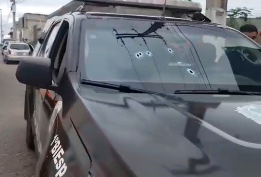 Perseguição e troca de tiros em Caruaru com um suspeito baleado e um menor apreendido