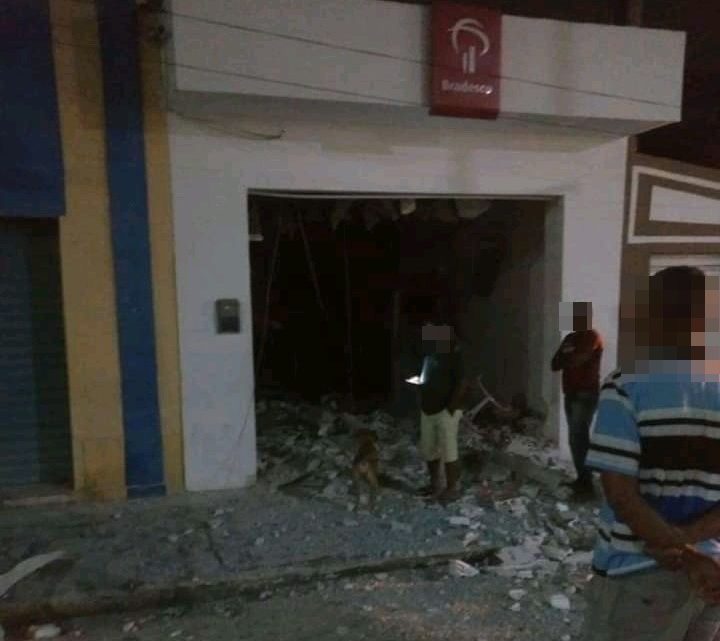 Quadrilha explode posto bancário em Vertente do Lério