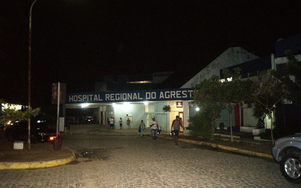 Homem e mulher trocam tiros com a polícia em Caruaru e morrem no hospital Homem e mulher trocam tiros com a polícia em Caruaru e morrem no hospital