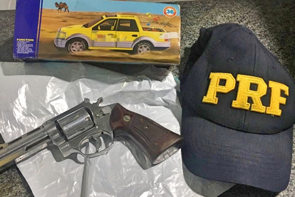 PRF apreende revólver em caixa de brinquedo na BR 408