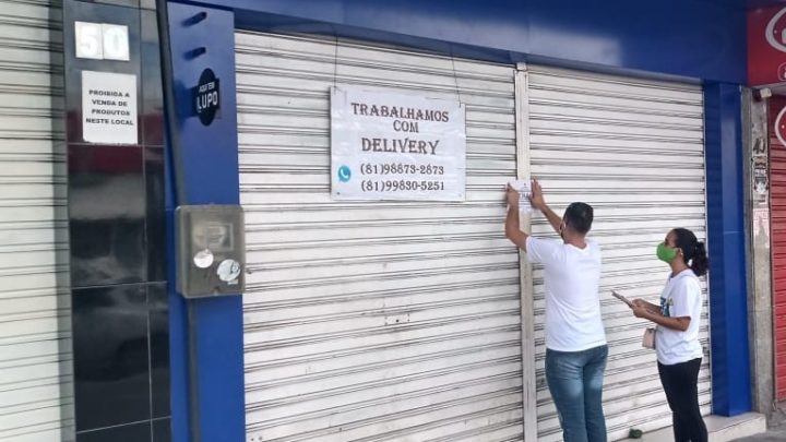 Fiscalização integrada fecha lojas no centro de Caruaru neste sábado (9)