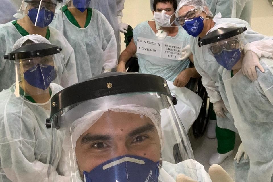 Dois pacientes recebem alta da UTI-Covid do Hospital Mestre Vitalino Dois pacientes recebem alta da UTI-Covid do Hospital Mestre Vitalino