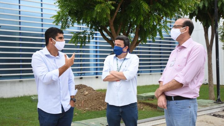 Deputado Lessa verifica obras do hospital de campanha em Caruaru