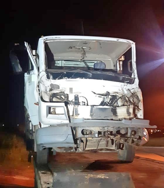Colisão entre dois caminhões na BR-232 em São Caitano, com duas pessoas presas às ferragens Colisão entre dois caminhões na BR-232 em São Caitano, com duas pessoas presas às ferragens
