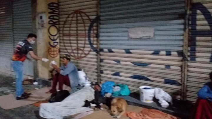 Moradores de rua recebem máscaras, marmitex e café da Igreja Evangélica Templo do Avivamento