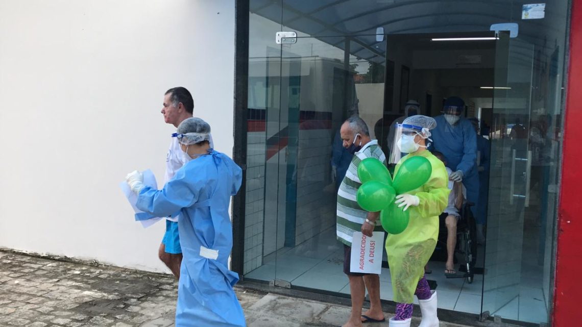 Nove idosos de abrigo recuperados de Covid-19 recebem alta em São Bento do Una Nove idosos de abrigo recuperados de Covid-19 recebem alta em São Bento do Una