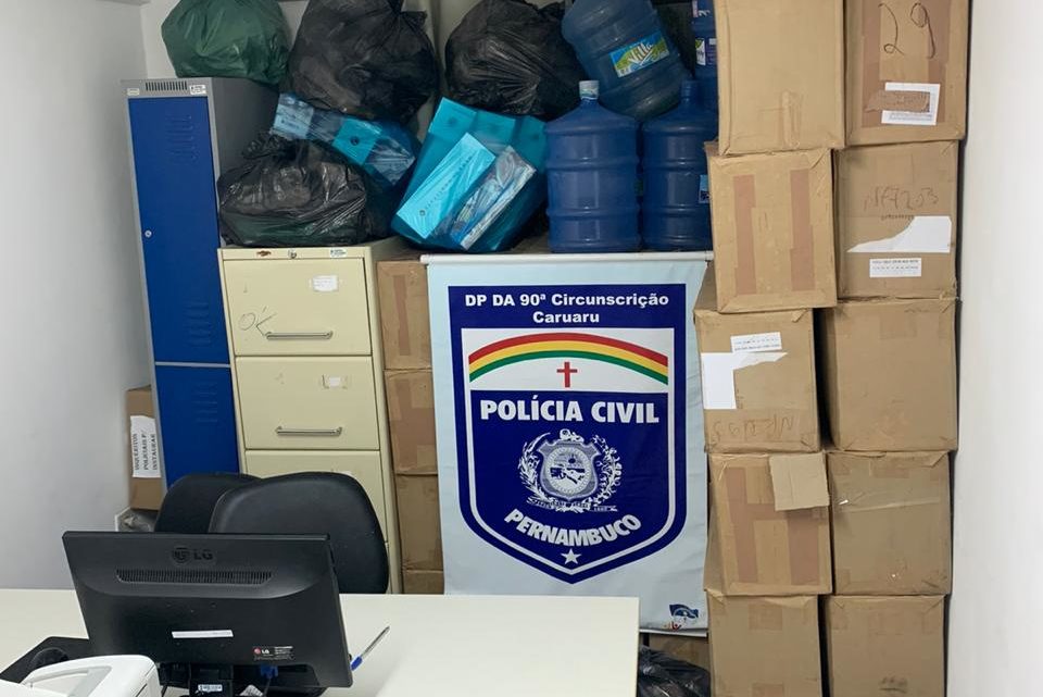 Caruaru: Polícia apreende quase 2 mil pares de sapatos e homem é preso em flagrante delito Caruaru: Polícia apreende quase 2 mil pares de sapatos e homem é preso em flagrante delito