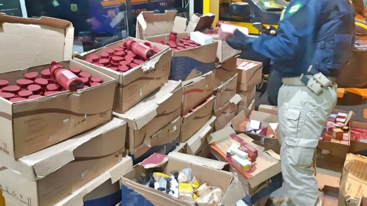 Carga de cosméticos sem nota fiscal é apreendida na BR-232